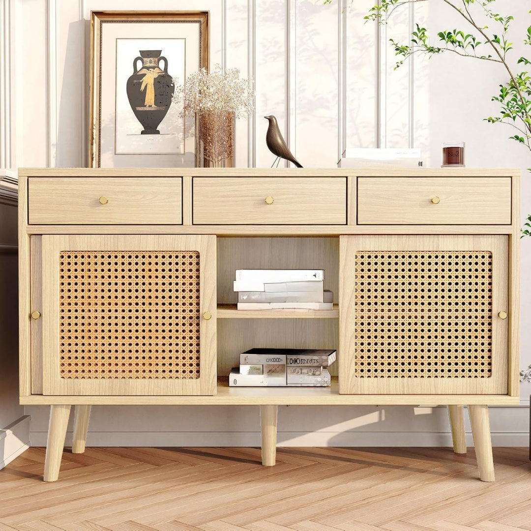 Elegant buffet avec 3 portes et des portes en rotin tresse